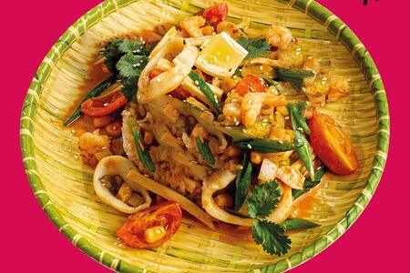 Морепродукты в соусе том ям с рисом