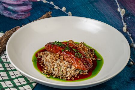 Копченый угорь с гречкой