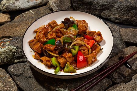 Жареный тофу с овощами