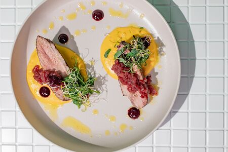 Утиное филе с тыквенным пюре, чатни из груши и ежевичным соусом