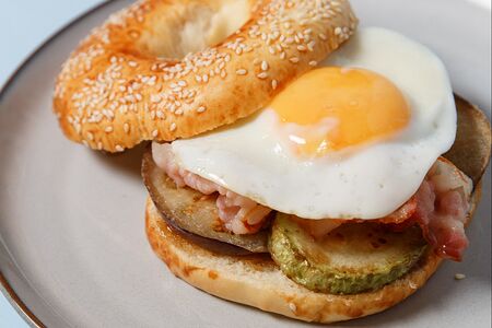 Бейгл с беконом