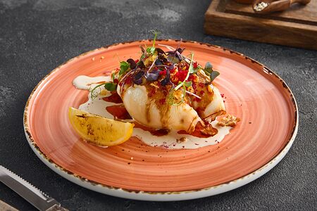 Кальмар, фаршированный лососем, и птитим