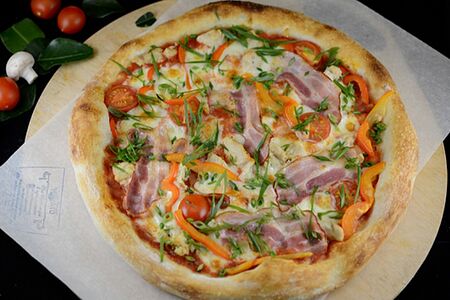 Пицца с куриной грудкой и беконом