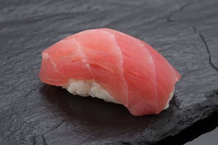 Суши с тунцом