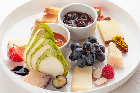 Ассорти сыров, домашнее варенье, мед и фрукты