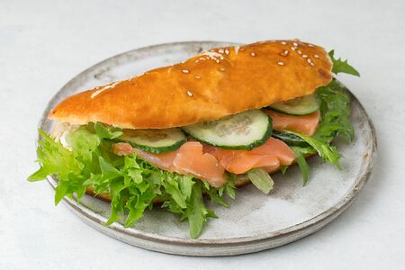 Сэндвич на сдобной булке с семгой