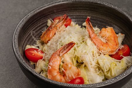 Салат Цезарь с креветками