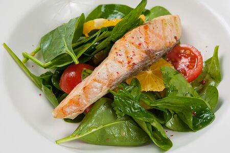 Салат с форелью