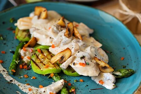 Куриное филе су-вид под сливочно-грибным соусом