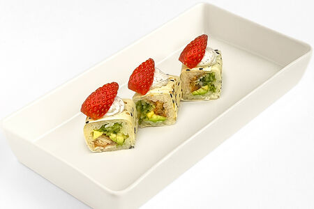 Ролл угорь с клубникой в маменори 3 шт