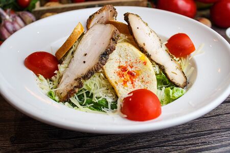 Салат Цезарь с курицей