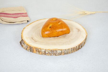 Пирожок с курицей и грибами