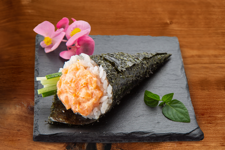 Ручной ролл с лососем