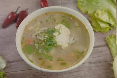 Русские пельмени с бульоном