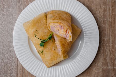 Блинчик с ветчиной и сыром