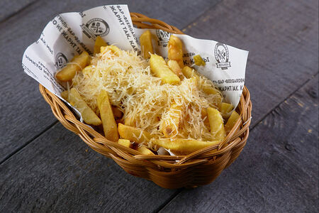 Картофель фри с пармезаном и перцем халапеньо