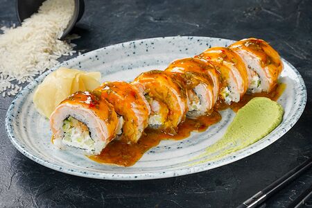 Ролл с креветкой и соусом манго-чили