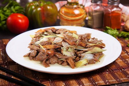 Говядина с луком пореем