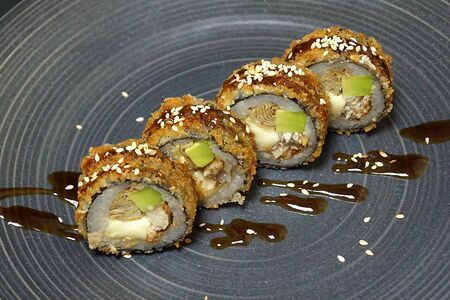 Жареный футо-ролл с угрём большой