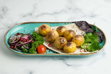 Молодой картофель на мангале