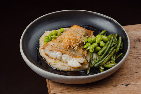 Судак с ореховым пюре из цветной капусты с фасолью и эдамаме