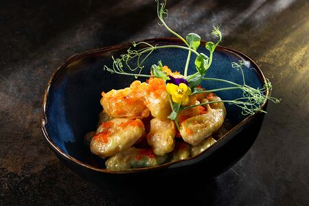 Креветки темпура в соусе васаби