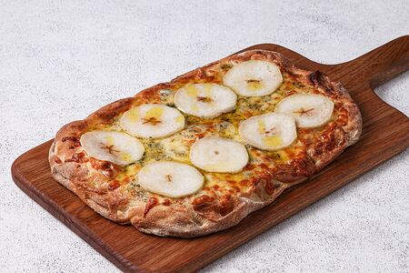 Пицца с грушей и голубым сыром