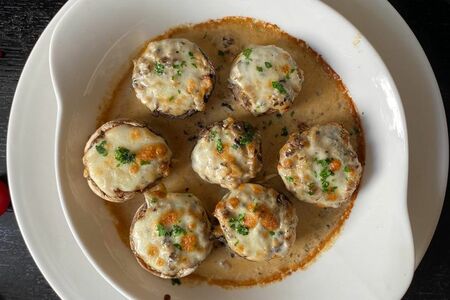 Шляпки шампиньонов, запечённые с горгонзолой