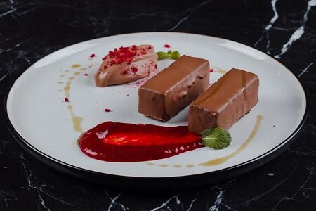 Пирожное картошка с кремовым муссом и малиной