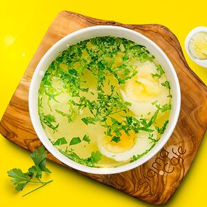 Бульон куриный с курой, яйцом и гренками