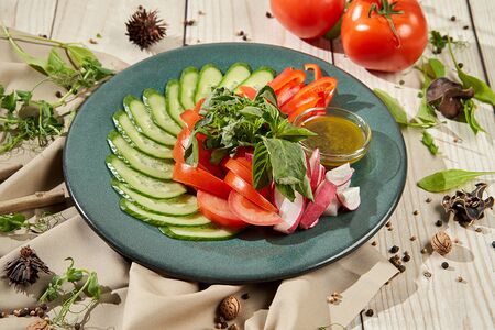 Ассорти из свежих овощей