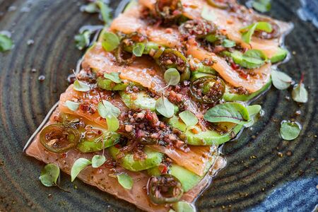 Карпаччо из лосося с авокадо