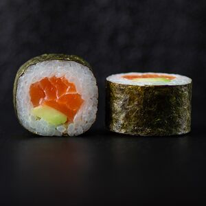 Маки лосось и авокадо