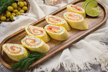 Рулеты с творожным сыром и семгой