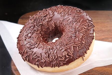 Пончик-донат с шоколадной начинкой