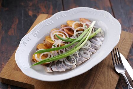 Спинка сельди слабой соли с печеным картофелем