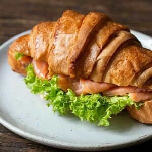 Круассан с красной рыбой и сливочным сыром
