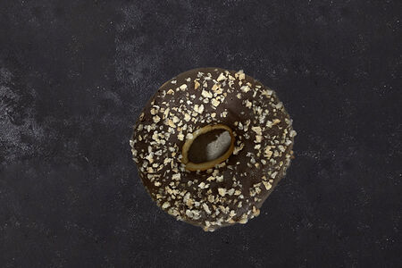 Донат шоколадный с карамельной начинкой