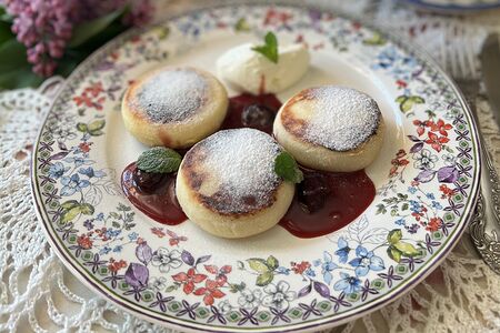 Домашние сырники со сметаной и карамельно-вишневым соусом