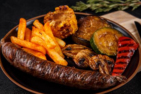 Колбаски из оленины с овощами гриль и картофелем