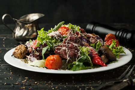 Теплый салат с говядиной