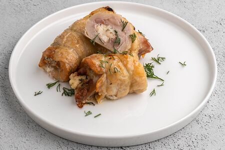 Куриный рулетик с копченым сыром