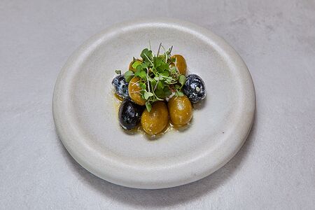 Битые оливки в соусе из греческого сыра