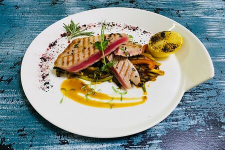 Розовый тунец на гриле