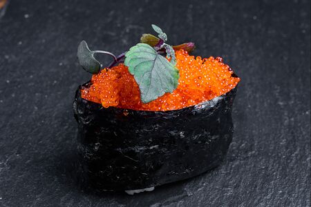 Гункан с тобико