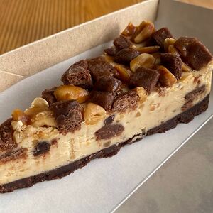 Чизкейк Сникерс