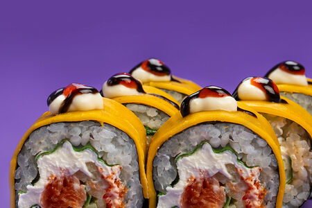 Ролл с лососем и сыром Чеддер