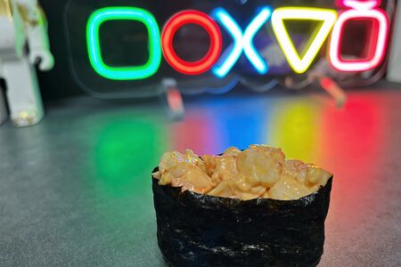 Гункан с креветкой спайси