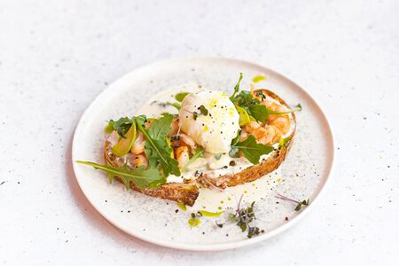 Авокадо-тост с креветками и яйцом пашот