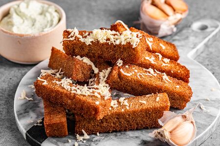 Гренки с сыром и соусом